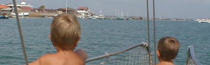 Tim og Tobias fylder deres �jne med indtryk af Bali, efter 10 dage p� havet.