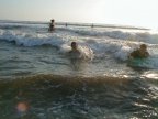 Tim har surfet ind til stranden.