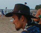 En h�rd dag er forbi, folk flokkes ved stranden for at se om solen nu ogs� g�r ned.
