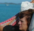 Afslapning ved Thursday Island, Karin er yderst glad for hendes f�dselsdagsgave.